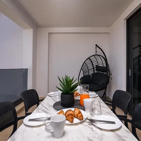 Luxury Lelu Apartament